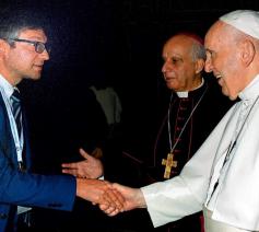 Bart Willemen, de nieuwe secretaris van de Interdiocesane Commissie voor Catechese, en paus Franciscus © VaticanMedia