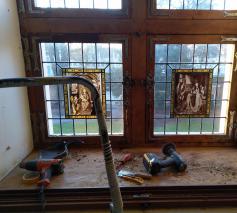 Van de oorspronkelijke ramen wordt de vernislaag weggenomen om het hout opnieuw te behandelen. Zo zien deze ramen er ook terug helemaal nieuw uit. 