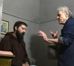 Shia LaBeouf als pater Pio, samen met regisseur Abel Ferrara. © Interlinea Films