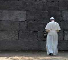 Paus Franciscus tijdens zijn bezoek in 2016 aan Auschwitz © Mazur/CBCEW