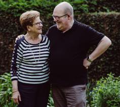 Priester Johan Loones en zijn moeder Lena Van Biervliet © Wouter Maeckelberghe