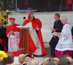 Paus Benedictus XVI met kardinaal Schönborn, tijdens een bezoek aan Oostenrijk © Philippe Keulemans