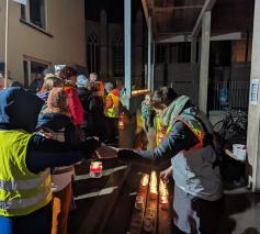 Vormelingen en hun ouders ontvangen van catechisten een lichtje voor onderweg 