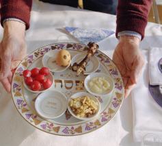 De zes gerechtjes die traditioneel tijdens de feestelijke sedermaaltijd worden genuttigd: bittere kruiden, een stuk lam, zoet fruit, een ei, frisse groenten en zout. Te zien in de pas geopende expo 'Aan tafel' in PARCUM.  © Parcum