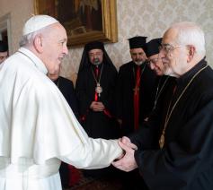 Paus Franciscus met patriarch Krikor Bedros XX © VaticanMedia