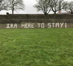 “Sommige gebieden worden helemaal gecontroleerd door paramilitairen. De politie durft er nauwelijks  te komen”, getuigt Nicola Brady. Foto: graffiti op de stadmuren van Derry/Londonderry. © gdc