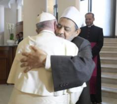 Paus Franciscus begroet grootsjeik Ahmed El-Tayeb © Vatican Media