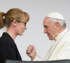 Annelien Boone spreekt met paus Franciscus tijdens de presynode in Rome. 