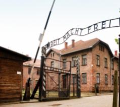De toegangspoort tot Auschwitz, met opschrift ‘Arbeit macht frei’. © Wikimedia / By xiquinhosilva 
