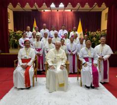 Paus Franciscus met de bisschoppen van Myanmar © ANS