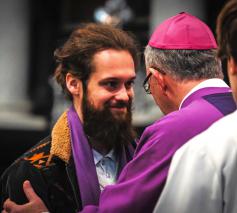Jeffrey Schoenaers ontving bij de uitverkiezing en naamopgave van de catechumenen een paarse sjaal van hulpbisschop Koen Vanhoutte. © Laurens Vangeel
