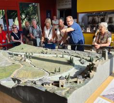 Herman vertelt aan een maquette in Lourdes het verhaal van de sprokkeltochten van Bernadette Soubirous..  © Herman Stroobandt