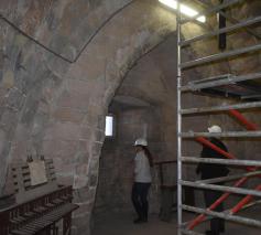 Archeologen registreren en inventariseren de graffiti in de toren.  © Stad Tongeren - Aron bv