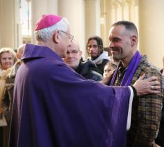 Bisschop Patrick Hoogmartens feliciteert Joachim Verstraeten met zijn keuze.   © Jente Vandewijer