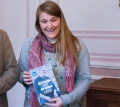 Babs Mertens (rechts) ontvangt met Marc Colpaert (links) de prijs voor het religieuze boek  © Philippe Keulemans