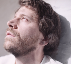 Acteur Braam Verreth vertolkt de lijdende Jezus © Parochie Heilige Nicolaas van Myra Sint-Niklaas
