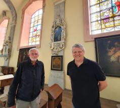 Jan Mortier (vrijwilliger Torens aan de Dijle) en schepen Anciaux in de Mechelse Begijnhofkerk © Dienst Monumenten Stad Mechelen