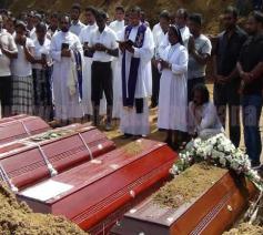Massabegrafenis van 60  slachtoffers van de aanslagen in Katuwapitiya © Missio