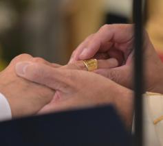 De bisschopsring: in de vorm van een mijter ziet men op deze ring Christus met daarboven een kruis en omringd door de apostelen Petrus en Paulus. © Belga