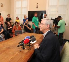 Bisschop Johan Bonny tijdens het persmoment van vrijdag in het Antwerpse bisschopshuis. © Belga