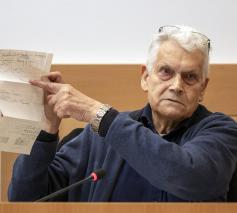 Rik Devillé toonde tijdens de zitting een recente brief van een slachtoffer. © Belga