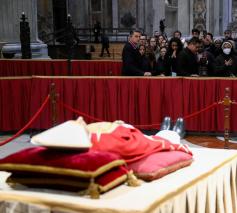 Gelovigen nemen afscheid van de emeritus paus Benedictus XVI © Vatican Media