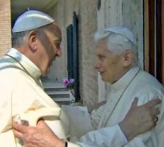 Paus Franciscus en zijn voorganger Benedictus XVI © CTV