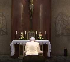 Benedictus XVI (92) in gebed © BR