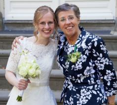 Bernadette op haar trouwdag, samen met haar moeder Hennie Schutijser. 