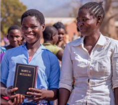 In 2019 werd in Malawi de Ellomwe-vertaling gepubliceerd en verspreid  © UBS 
