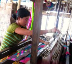 Dankzij handwerk kunnen vele inwoners van Myanmar toch overleven © John Coughlin/Caritas