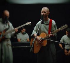 Broeder Isaiah evangeliseert via muziek en hij doet dat goed. © Franciscan Friars of the Renewal