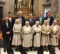 Prior Martin, zusters van het Engels Klooster met rechts zuster Aline; achteraan v.l.n.r. Doenja Van Belleghem (coördinator), Nico Blontrock (schepen), Dirk De fauw (burgemeester), Peter De Wilde (Toerisme Vlaanderen) en Franky Demon (schepen) © Peter Rossel