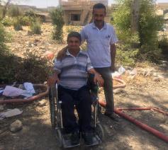 De gehandicapte Iraakse oorlogsveteraan Jalil al-Kahwatchy met zijn moslimbuurman © NOS