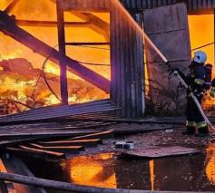 De brandweer kon enkel toekijken hoe 300 ton hulpgoederen na de laffe aanval in vuur zijn opgegaan © Vatican Media