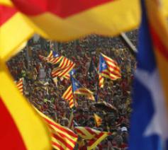 Catalaanse vlaggen tijdens een massaal straatprotest in Barcelona 