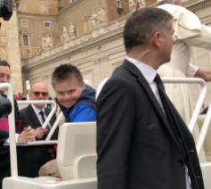Pete Lombardi met paus Franciscus © Catholic Traveler