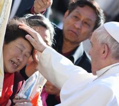 Paus Franciscus ontmoet Chinese katholieken op het Sint-Pietersplein © Vatican Media/SIR