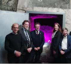 Dirk Arts, Zanzibar / Olivier Lins, voorzitter Kerkfabriek Sint-Carolus Borromeus / Schepen van Toerisme Koen Kennis / Schepene van Cultuur en erediensten Caroline Bastiaens / Pastoor van Sint-Carolus Borromeus Rik Hoet / Erwin Lauriks, Werkmmaat VZW © Zanzibar