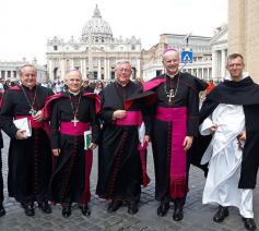 De delegatie van Comece op het Sint-Pietersplein in Rome © Vatican Media