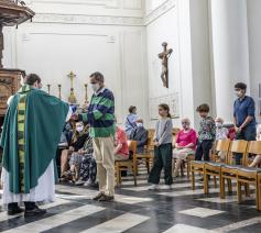 De coronamaatregelen beperken het aantal toegelaten kerkgangers. © Luk Vanmaercke