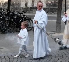 Sacramentsprocessie vanuit de St-Kwintenkerk naar de St-Pieterskerk © Pastorale zone Leuven aan de Dijle