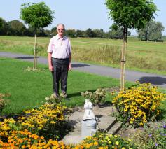 Camiel Swertvagher in de tuin van zijn zus in Alveringem © Marieke VanderSchaeghe