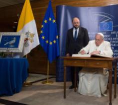 Paus Franciscus (met Martin Schulz) tijdens zijn bezoek aan het EP op 24 november 2014 © Vatican Media