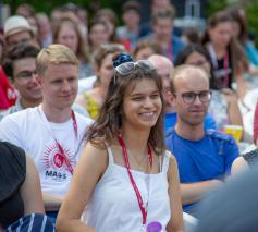 Elisabeth Wouters (vooraan): 'Ik wil als theoloog niet in een ivoren toren zitten. Theologie moet gevoed worden door het leven te delen van mensen in de periferie.' © Magis