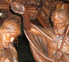 Johannes doopt Jezus. Beeldengroep bij de preekstoel in de kerk van Huizingen. © jh