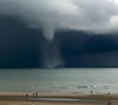 Koksijde, augustus 2020. Waterhoos boven de Noordzee.  © ahh