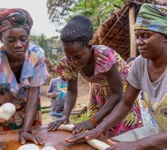 De vrouwen uit het dorp Sia in Congo bakken met de steun van Broederlijk Delen voortaan zelf brood. © Broederlijk Delen