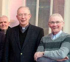 Priesters en nauwe medewerkers van de dekenaten Halle en Lennik op een rijtje met de hulpbisschop.  © hc