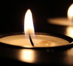 De verstandige meisjes namen met hun lampen tevens kruiken olie mee om de lampen brandend te houden. © pixabay